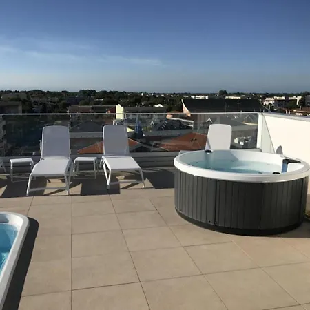 Comfortable Featuring A Rooftop Pool 아파트