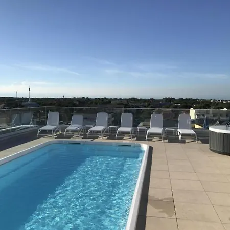 아파트 Comfortable Featuring A Rooftop Pool *