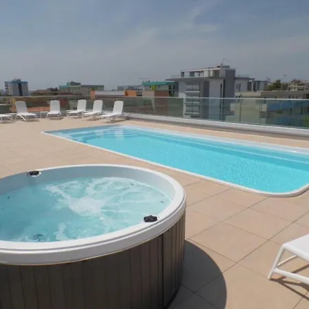 아파트 Comfortable Featuring A Rooftop Pool 비비오네