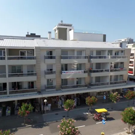 아파트 Comfortable Featuring A Rooftop Pool